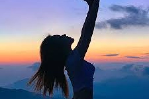 从“嫁给自己”到负债50万：当独立女性被收割有些人缺的不是仪式感是底线